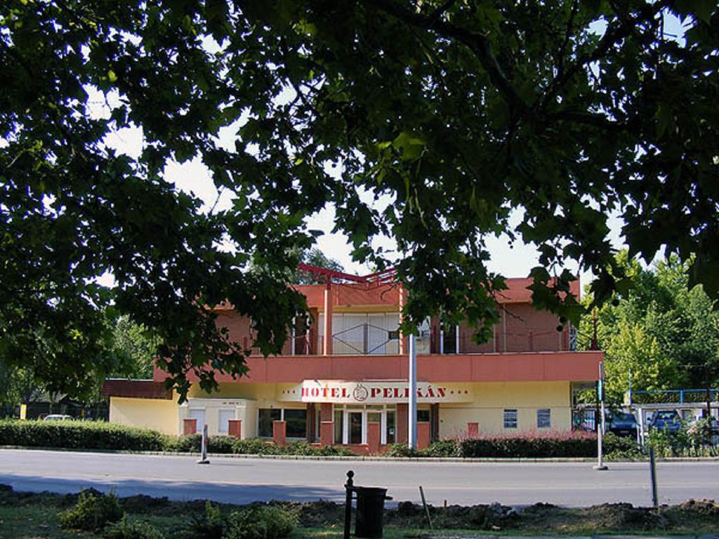 Hotel Pelikan Hódmezővásárhely エクステリア 写真