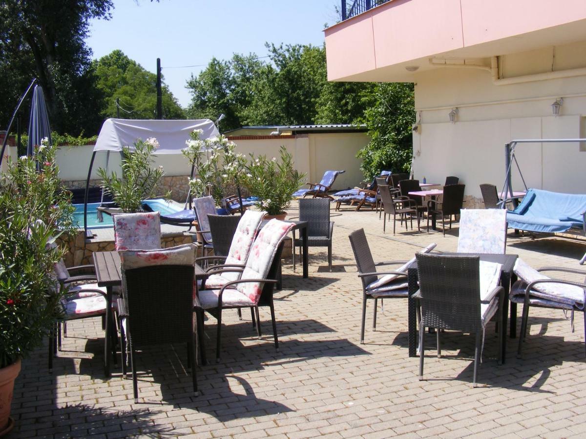 Hotel Pelikan Hódmezővásárhely エクステリア 写真