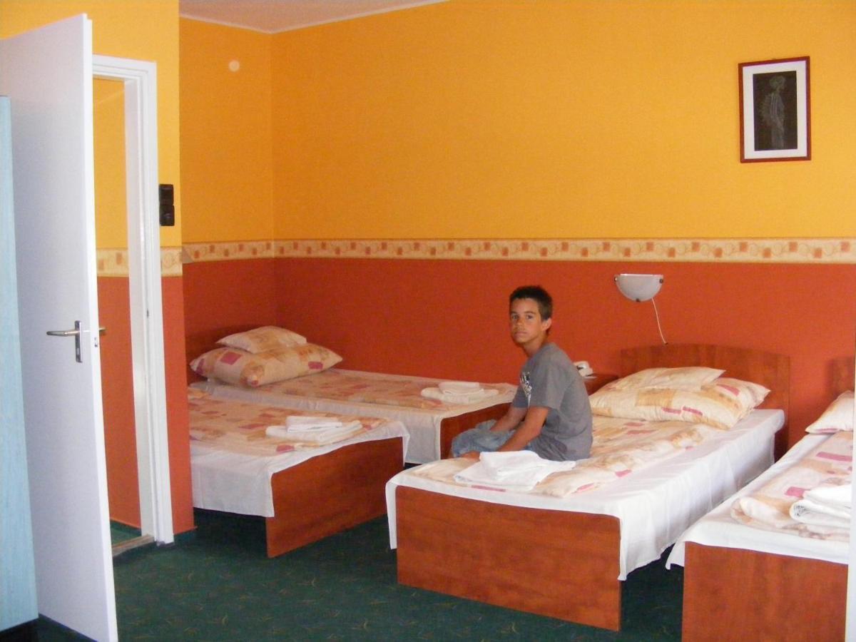 Hotel Pelikan Hódmezővásárhely エクステリア 写真